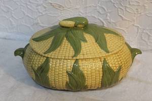 lot 285 image: ceramic corn motif serving tureen, also known as a casserole dish or soup tureen.