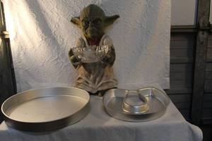 lot 289 image: Star Wars Yoda candy bowl holder. And 2 cake pans