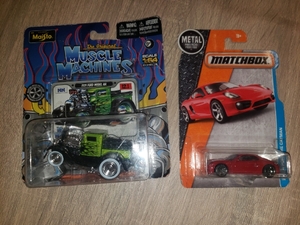 lot 32 image: 1 MUSCLE MACHINES TRUCK AND 1 MATCHBOX CAR BOTH IN ORIGINAL PACKAGES
