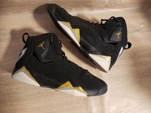 lot 103 image: JORDAN SHOES SIZE 5.5Y GOOD CONDITION