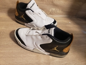 lot 102 image: JORDAN SHOES SIZE 6.5 Y GREAT CONDITION