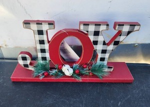 lot 10 image: Glitzhome - wooden plaid JOY Christmas table decor.
