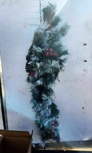 lot 104 image: Glitzhome - 38 Christmas door swag - wreath - garland with berries