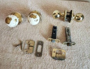 lot 16 image: Selection of Doorknobs - Vintage Richmond or Lucite gold flake door knobs
