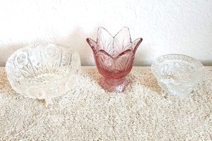 lot 40 image: Selection of collectible glassware - Fenton art glass tulip, Fenton ashtray, 3-legged compote bowl