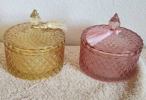 lot 69 image: Selection of 2 glass candy-trinket dish with lids