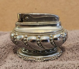 lot 121 image: Vintage tabletop lighter - Ronson Crown silver-plated