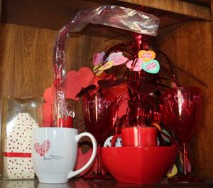 lot 158 image: Valentines Day Deco