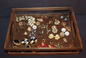 lot 228 image: Ladies Earrings in Decorative Wooden Box