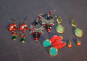 lot 242 image: Ladies Earrings