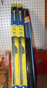 lot 253 image: Unused Windshield Wiper Blades, Sizes Shown in Photos