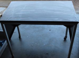 lot 272 image: Small Metal Framed Table on Wheels