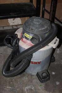 lot 293 image: Husky WetDry Shop Vac