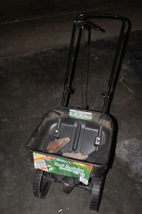 lot 295 image: Turf Builder Lawn Seed Spreader and two small garden Hand shovels