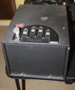 lot 13 image: Gun Vault Keyed Vault