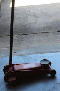 lot 25 image: Heavy Duty Floor Jack