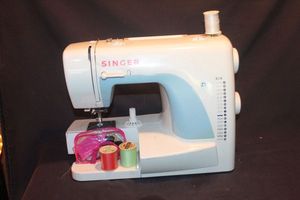 lot 370 image: Singer Sewing Machine