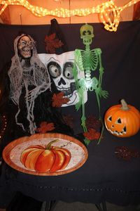 lot 371 image: Halloween Decorations