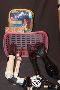 lot 390 image: Hair styling items