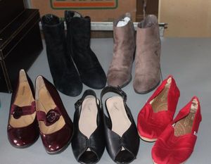 lot 426 image: Size 8.5 Boots, Dress Shoes and Toms