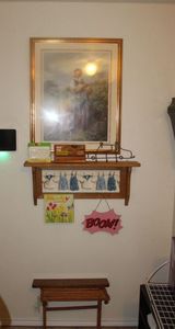 lot 512 image: Wall decor, Shelf and Pictures