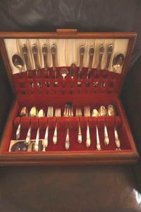 lot 1 image: 1847 Rogers Bros. Silver plated flatware set