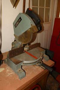 lot 220 image: Vintage Delta MITRE Saw with extra 10 blade