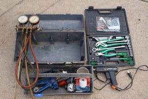 lot 245 image: Tools Socket set, cordless glue gun, stapler, hole saws, Manifold gauges, and toolbox