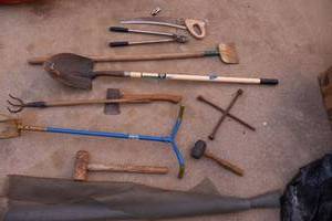 lot 255 image: Garden and household tools