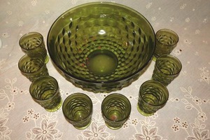 lot 30 image: Vintage green Indiana glass bowl and juice glasses