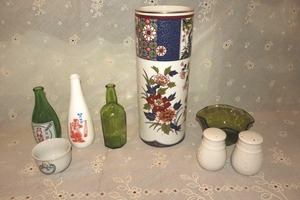 lot 31 image: Japanese floral vase and saki bottles plus more