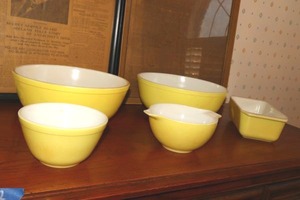lot 32 image: Vintage yellow Pyrex bowls