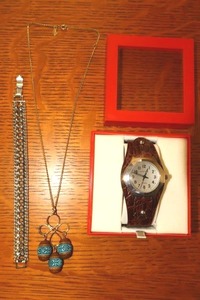 lot 27 image: Jewelry Sarah Cov. Necklace and bracelet plus leather band Avenue watch