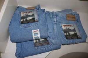 lot 129 image: NEW Wrangler jeans 31x32 Classic fit - 3 total, times the money