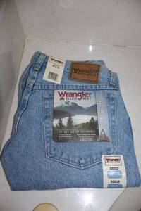 lot 131 image: NEW Wrangler jeans 33x32 Classic fit - 1 pair