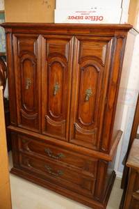 lot 54 image: Thomasville tall dresser - 41W x 20D x 60H, wheels are in drawer