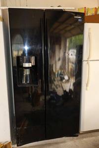 lot 204 image: Black Samsung Refrigerator Freezer with door water dispenser - 36W x 36D x 71H