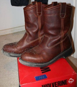 lot 144 image: Wolverine brown leather boots size 9