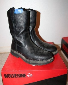 lot 148 image: Wolverine black leather boots size 8.5