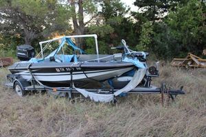 lot 260 image: Fishing boat Hydro Sport 1985, has title for boat and motor.
