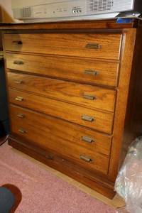lot 92 image: Mid-century dresser by Bassett - 32.5w x 18d x 32.5h