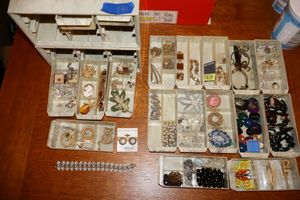 lot 199 image: Jewelry collection, generous amount