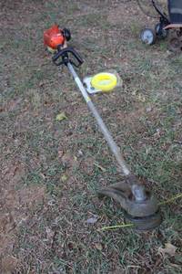 lot 81 image: Echo gas powered weed eater SRM225 with extra string