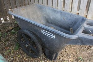 lot 88 image: Rubbermaid utility dump cart