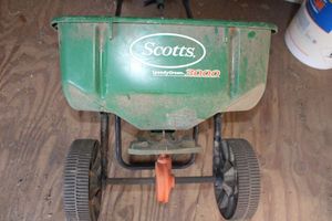 lot 86 image: Scotts broadcast spreader