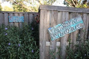 lot 73 image: Painted yard signs with metal owl bird house