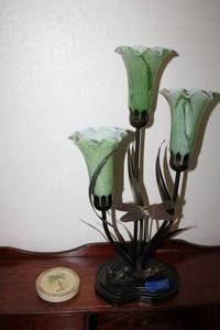 lot 55 image: Dale Tiffany Dragonfly Lily Lamp