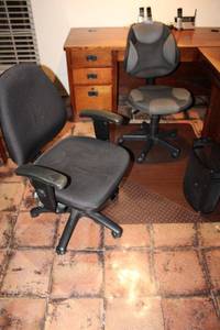 lot 24 image: Rolling office chairs and chair mats with trash bin