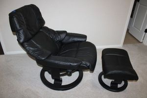 lot 119 image: Ekornes Stressless Leather Lounge Chair and Ottoman