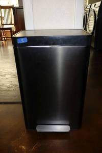 lot 11 image: Kohler trash bin with foot pedal